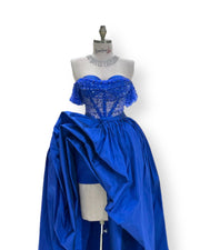 Elegant dress suitable for galas, parties, or special events.