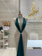 Elegant dress suitable for galas, parties, or special events.