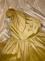 Load image into Gallery viewer, Elegant dress suitable for galas, parties, or special events.
