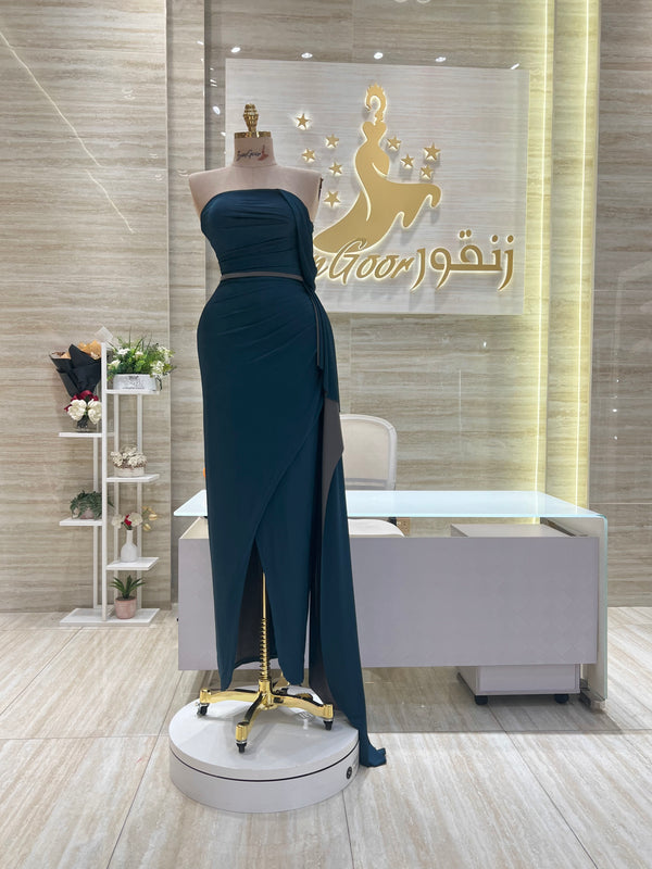 Elegant dress suitable for galas, parties, or special events.