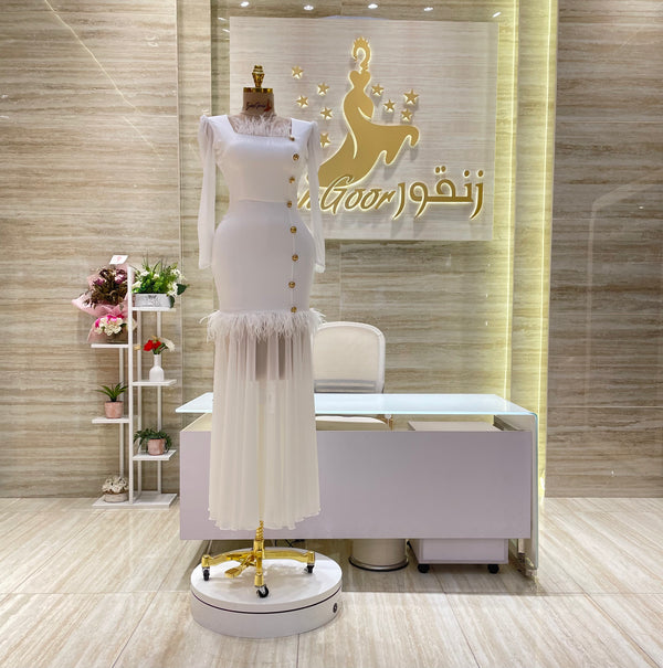 Elegant dress suitable for galas, parties, or special events.